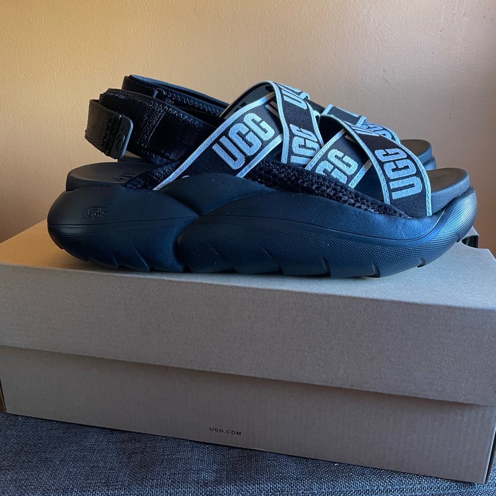 Never worn size 10 Womens UGG LA cloud sandal black